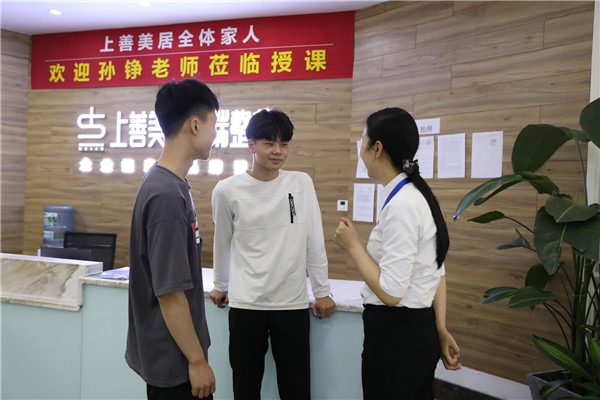 老师与毕业生交流