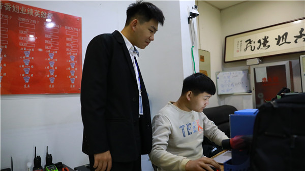 就业老师与毕业生交流