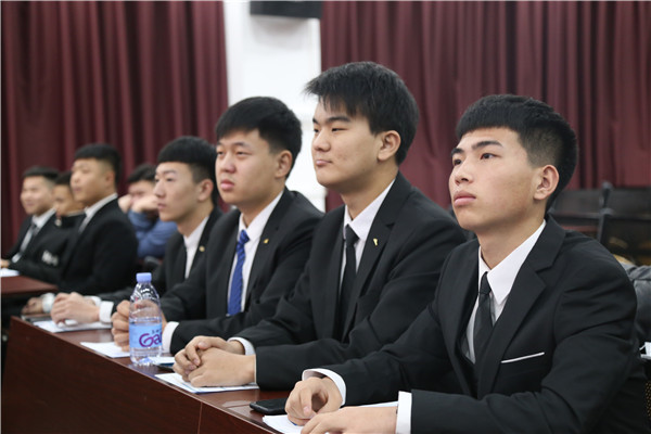 毕业生精神焕发
